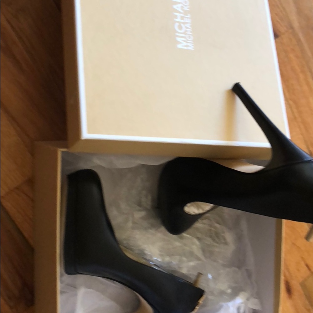 Black Michael pumps